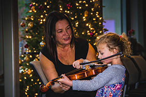 child meets violin with LAS player Susan Ivie